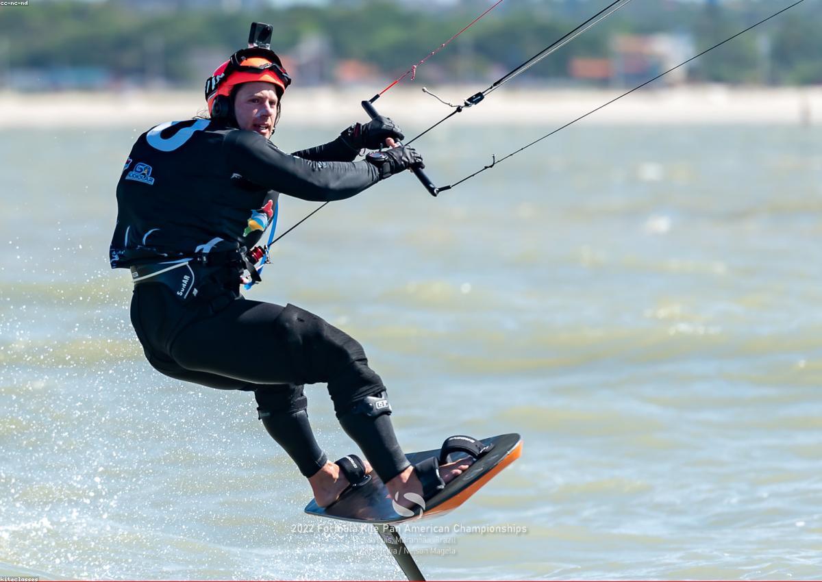 Escena de kitesurf en La Ventana